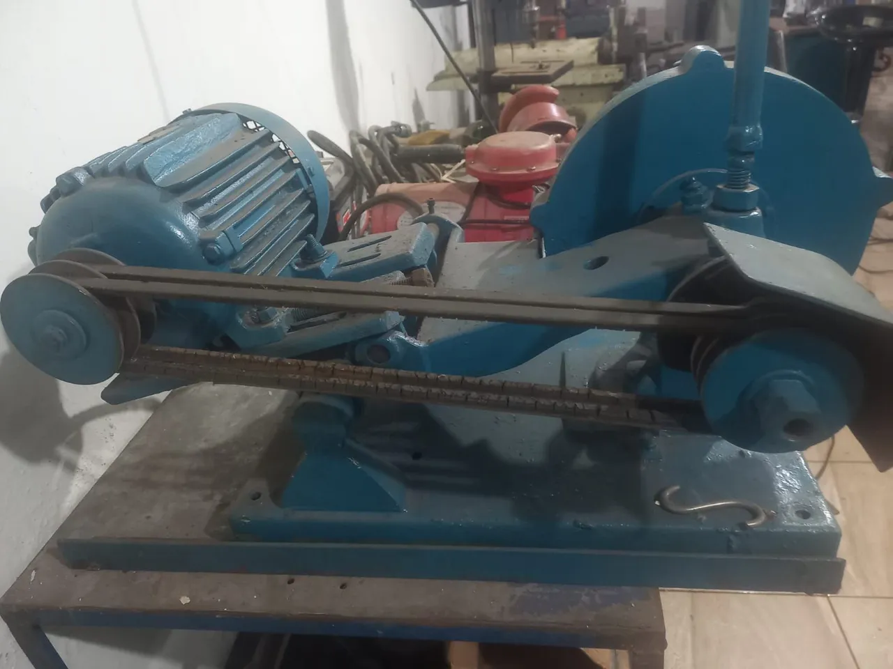 Serra de corte industrial com motor elétrico