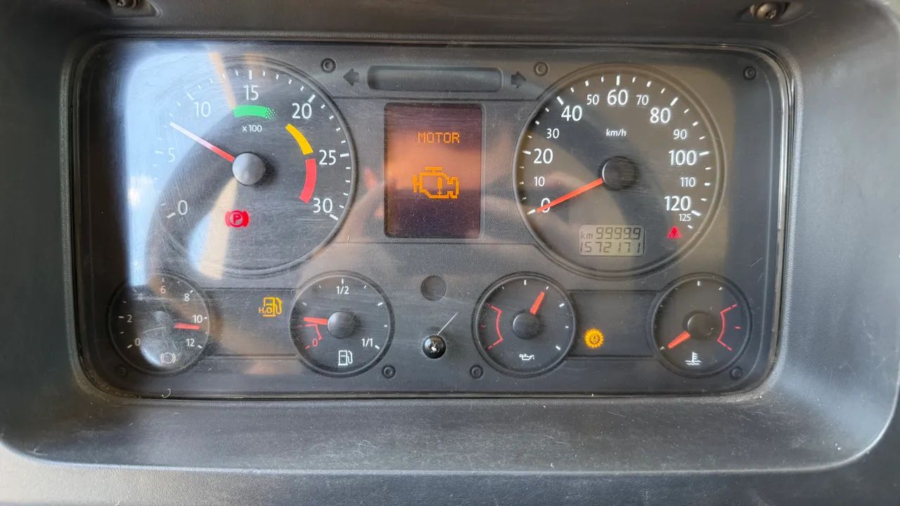 Volkswagen Constellation 24-320 ano 2011  - Foto 9