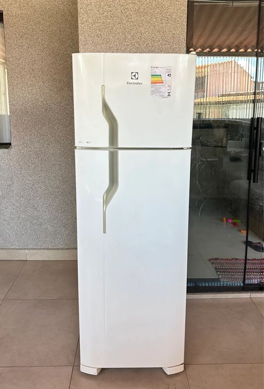 Geladeira Electrolux DC35a está super Conservada  - Foto 2