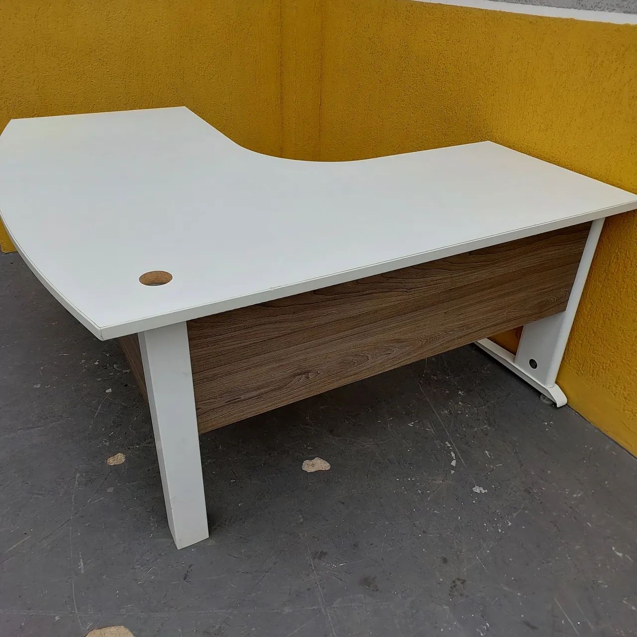 Mesa escritorio em L curvada - Foto 5