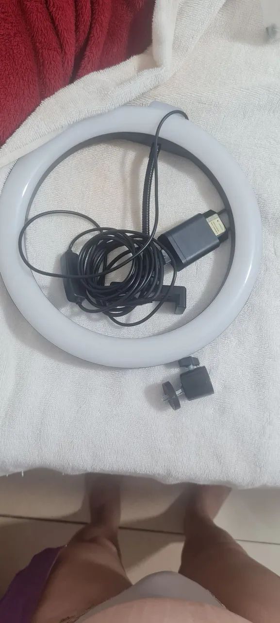 02 (duas) Ring Light's e 01 (um) tripé 