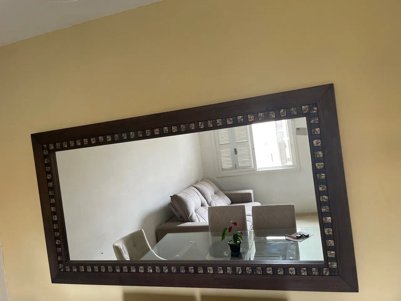 Espelho decorativo com moldura em madeira