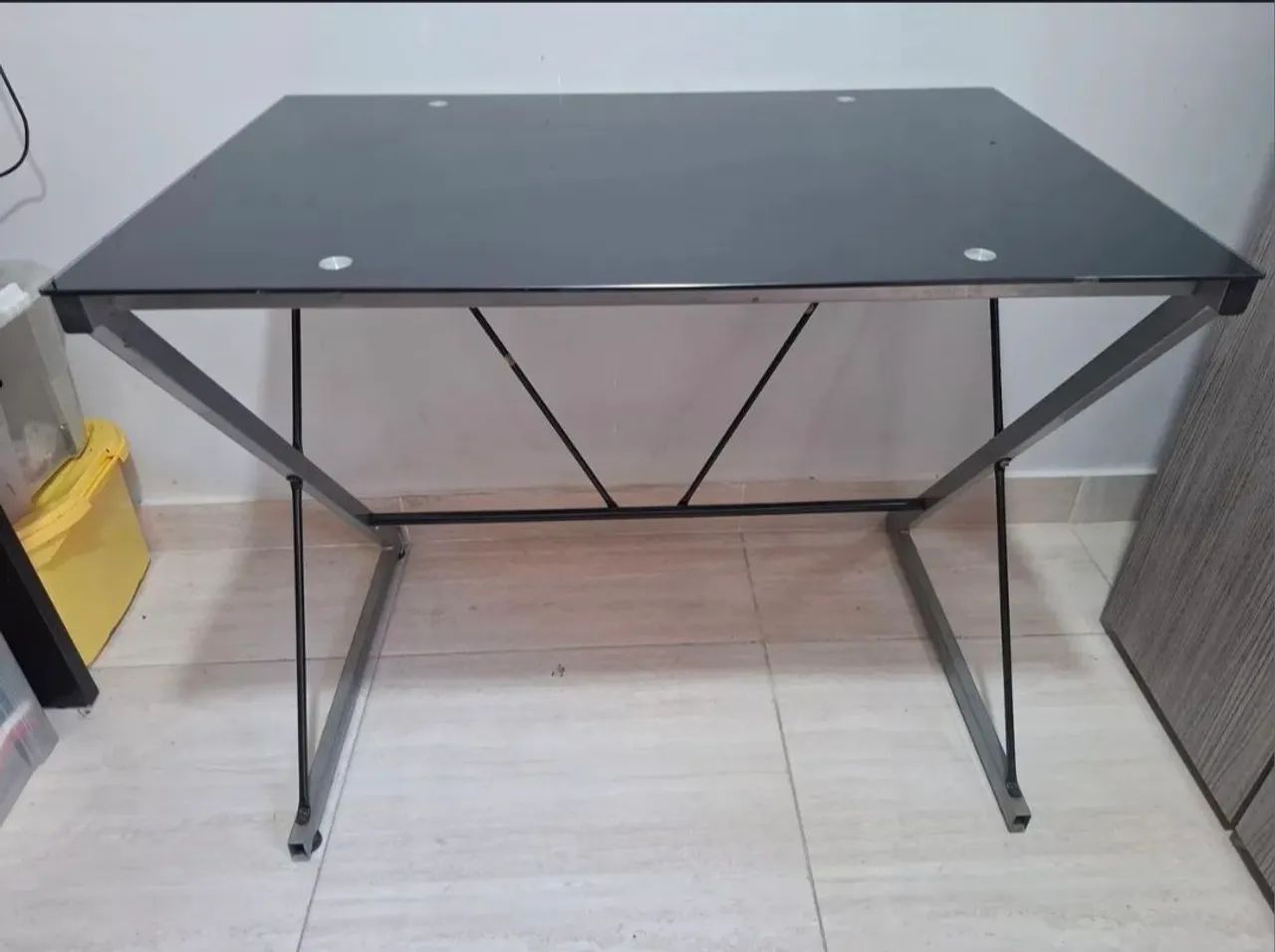 Escrivaninha de vidro temperado preta - ESTILO INDUSTRIAL