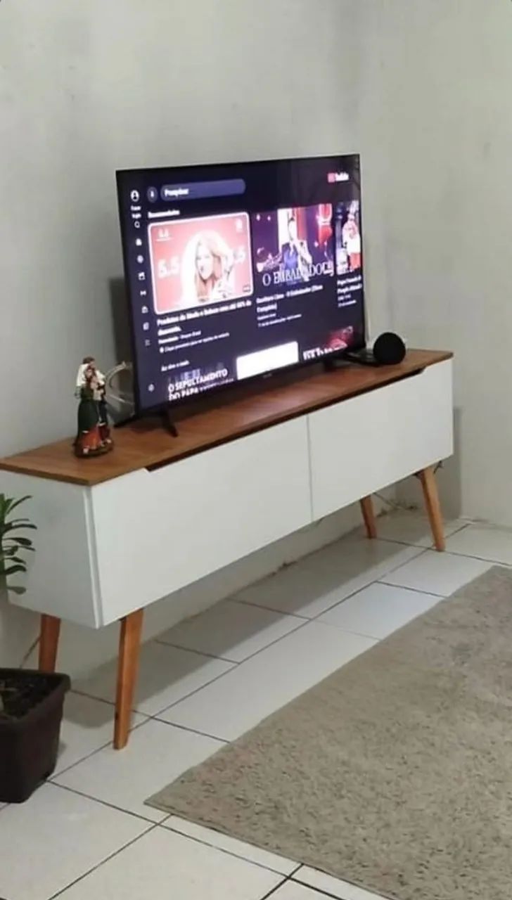 Rack para Tv na cor branca e com tampo amadeirado 