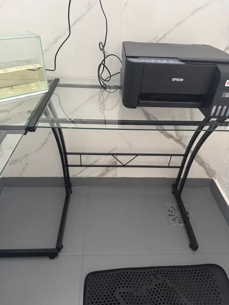 Mesa de Escritório de Vidro com Estrutura Metálica