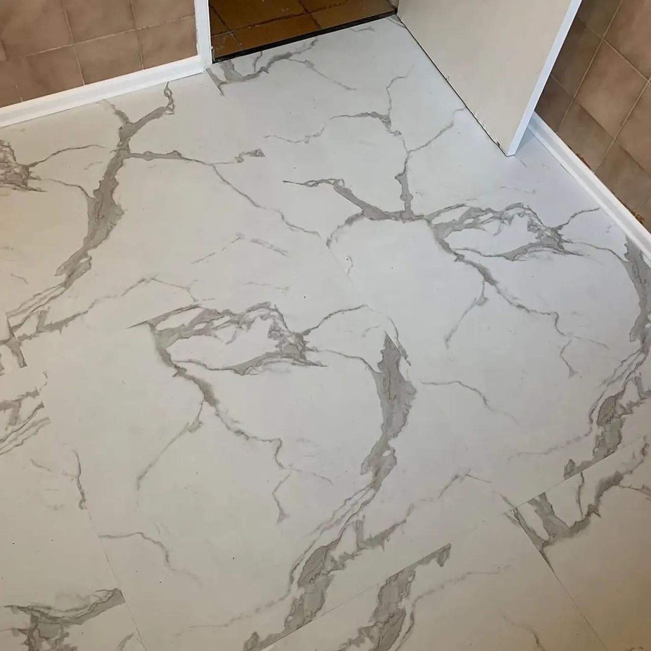 Piso VINILÍCO MODELO MARMORIZADO