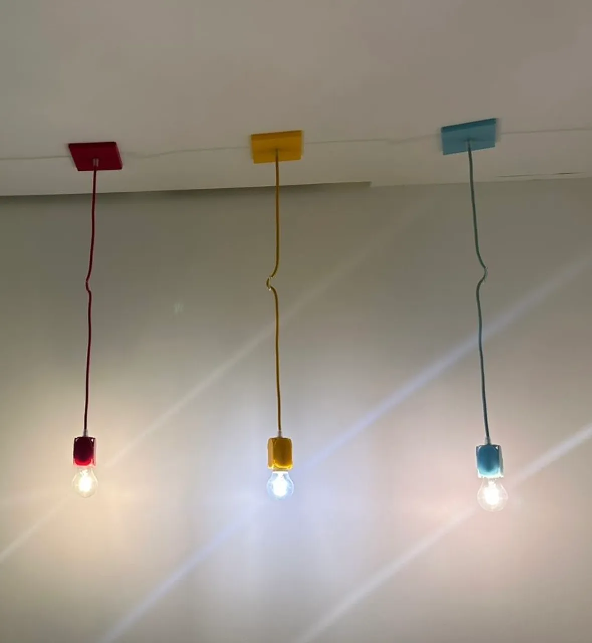 Luminárias Pendentes Coloridas - Design Moderno
