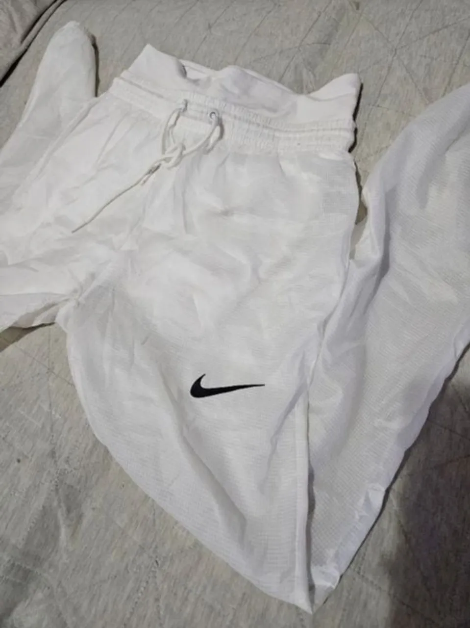 Calça Nike branca transparente de treino