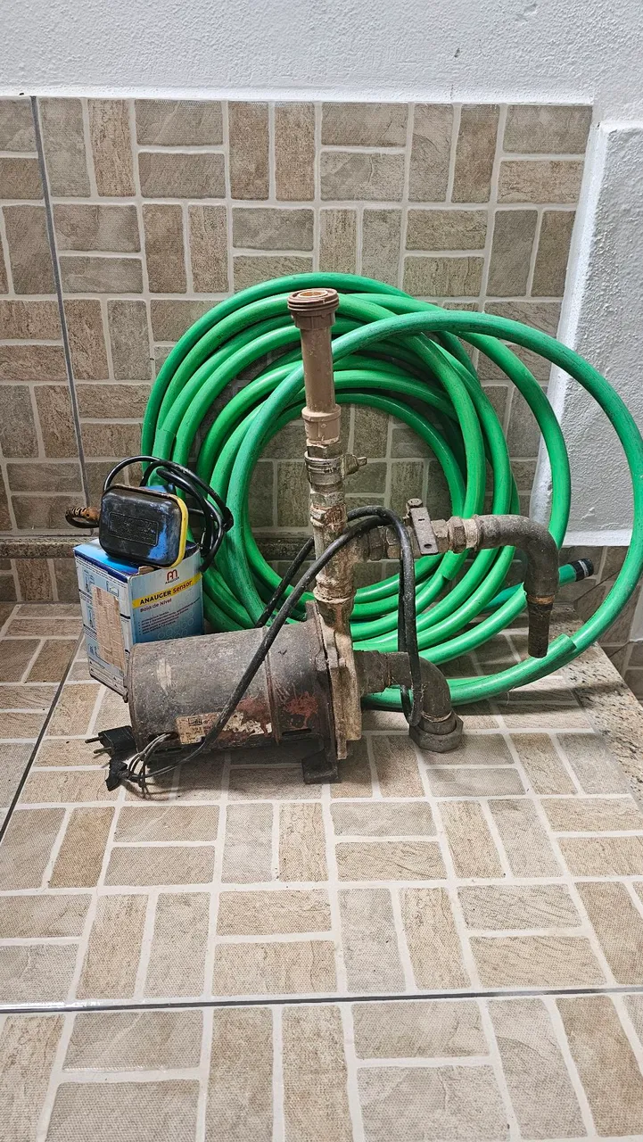 Bomba d'água com mangueira e boia -