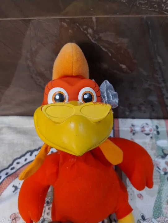 Pelúcia da Zazá cocoricó e vinil da Lola