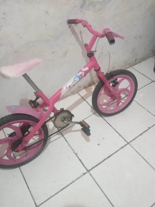 Bicicleta Infantil Rosa calor funcionando. Precisa só de uma revisão
