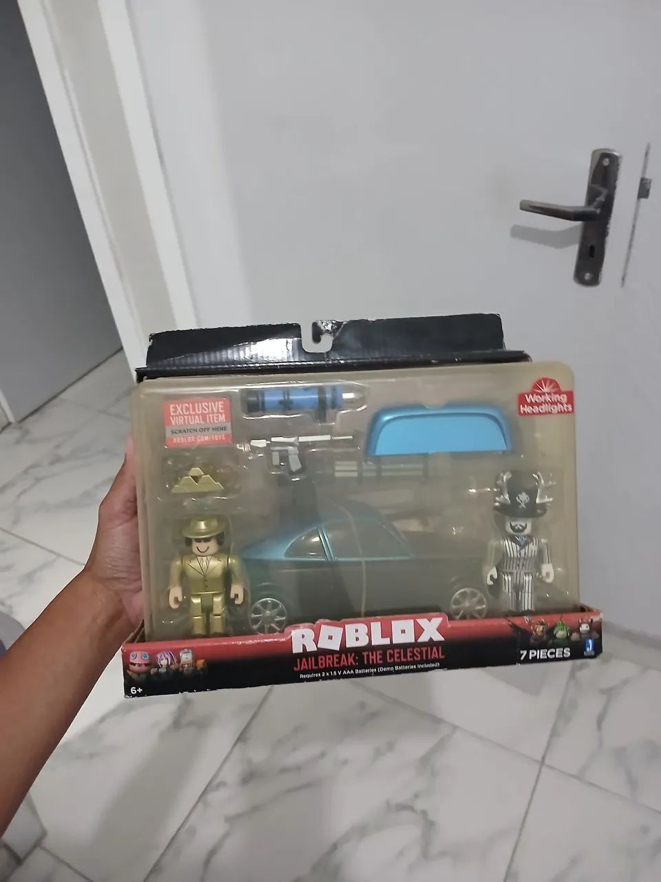 Roblox Jailbreak: The Celestial - Kit com Carro e Figuras - Foto 3