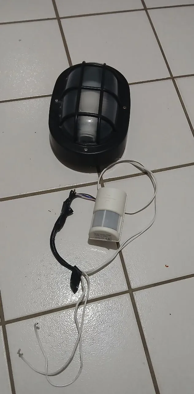 Kit câmera de segurança com sensor de movimento + luminária