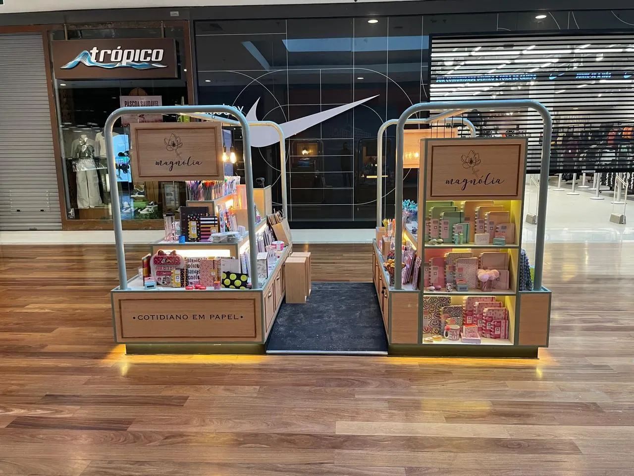 Expositor de madeira maciça 