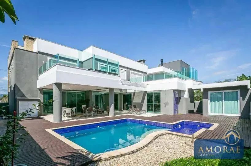 Casa de 599m² com 6 Suítes e Piscina a 250m da Praia em Jurerê Internacional