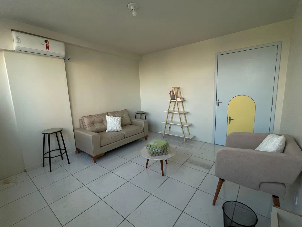 Sala , comercial localizado no farol .