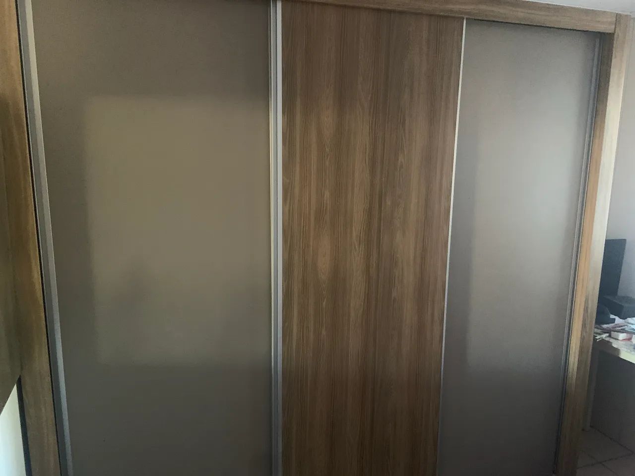 Guarda-roupa em estado de novo com portas deslizantes