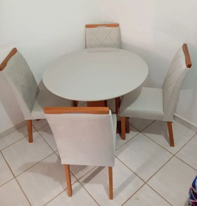 Mesa de jantar redonda tampo de vidro com 4 cadeiras veludo  - Foto 2