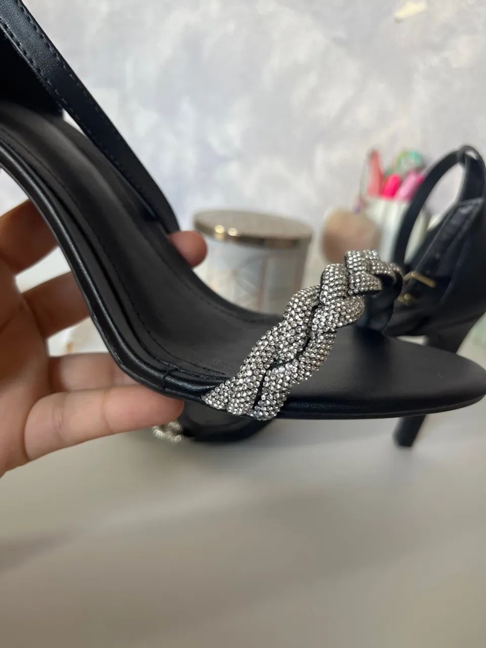 Sandália feminina preta com strass - Foto 2