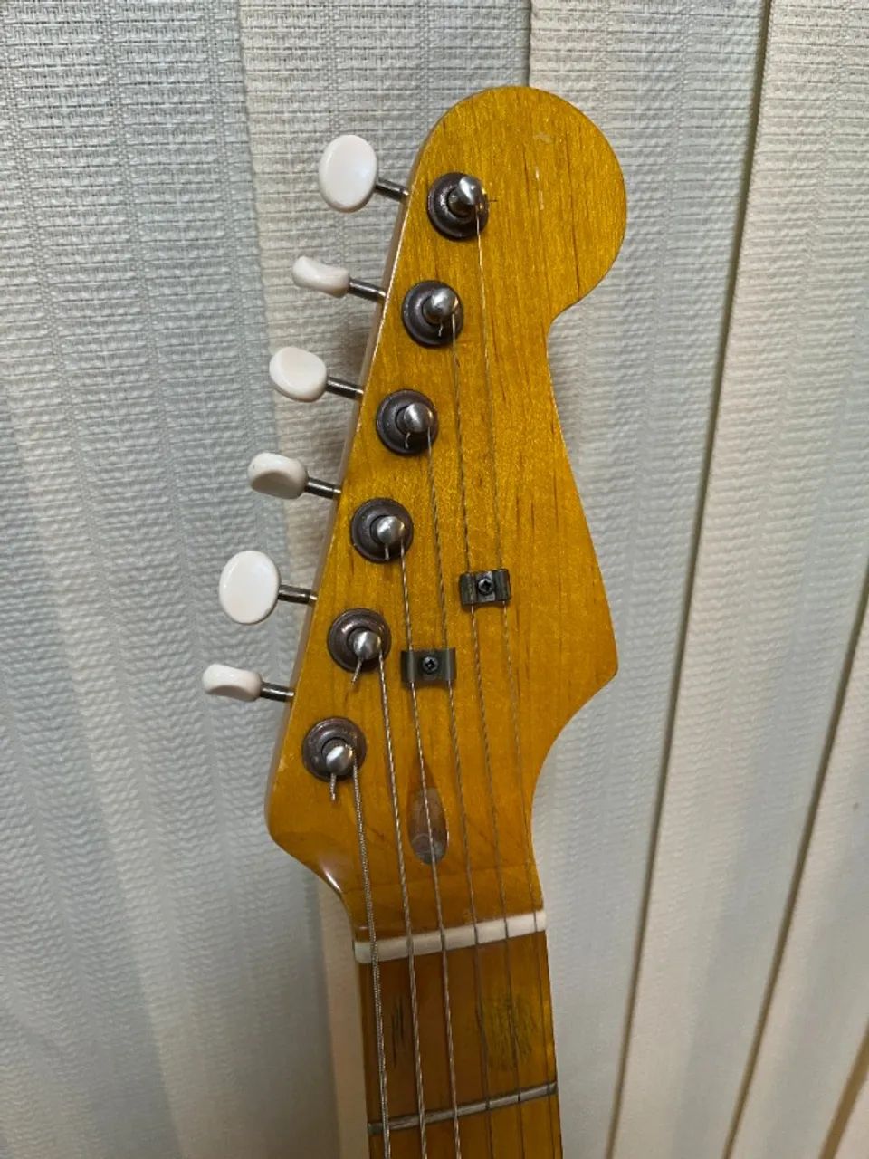 Guitarra Squier Relic Customizada c/Ponte Wilkingson+Tarraxas Guyker com Trava+Caps Whaaah - Foto 6
