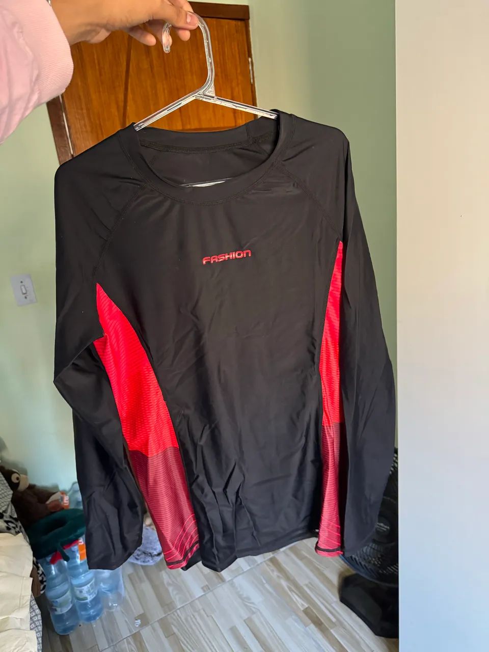 camiseta proteção uv manga longa preta e vermelha