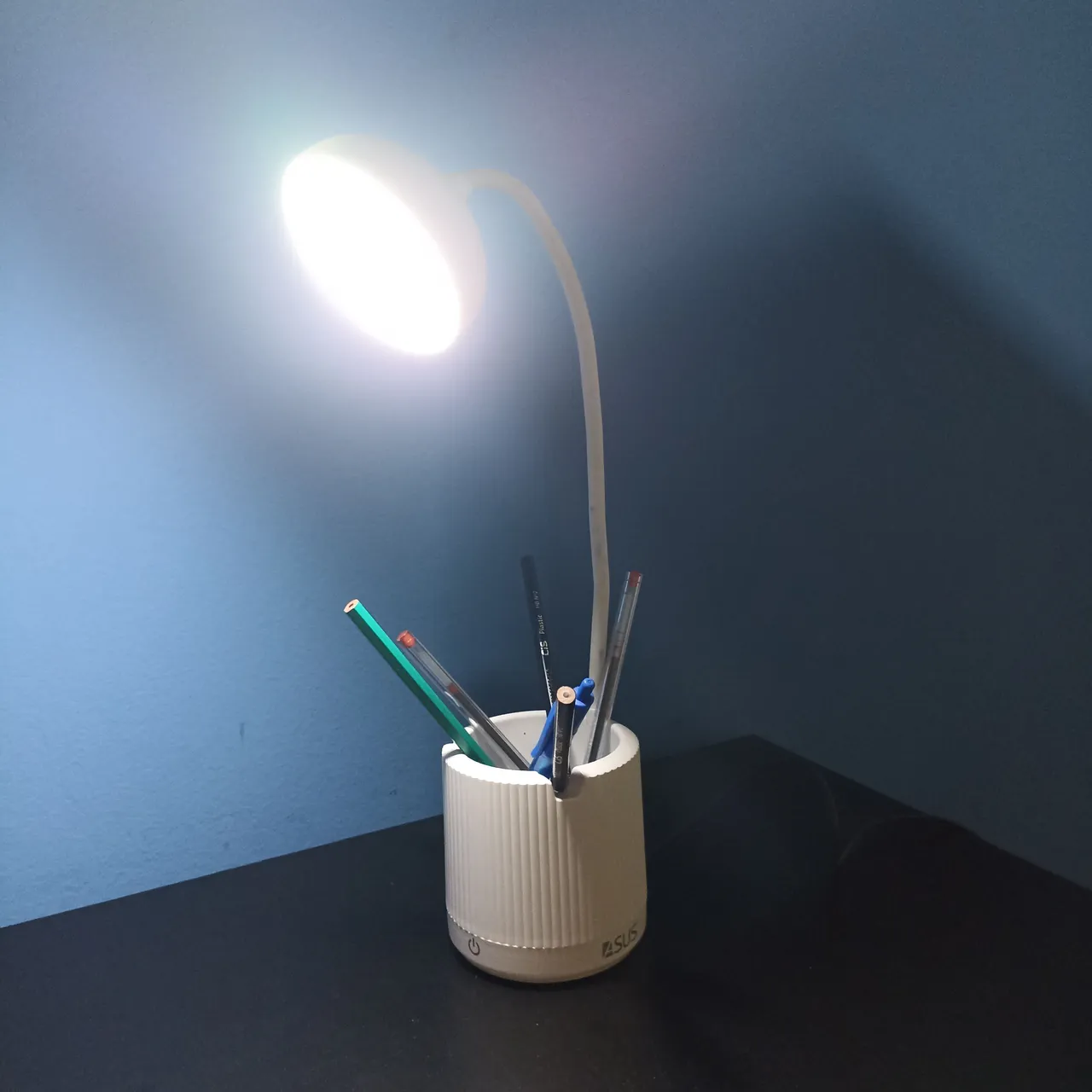 Luminária de Mesa com Porta Canetas