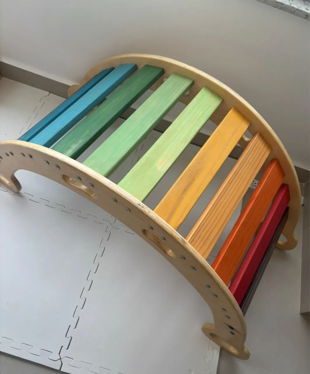 Gangorra Arco-Íris Montessori - Diversão e Desenvolvimento