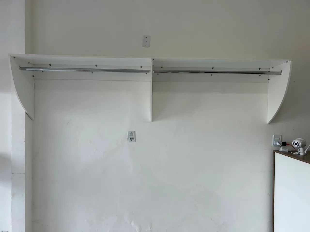 Armário branco sob medida com varão - Foto 2