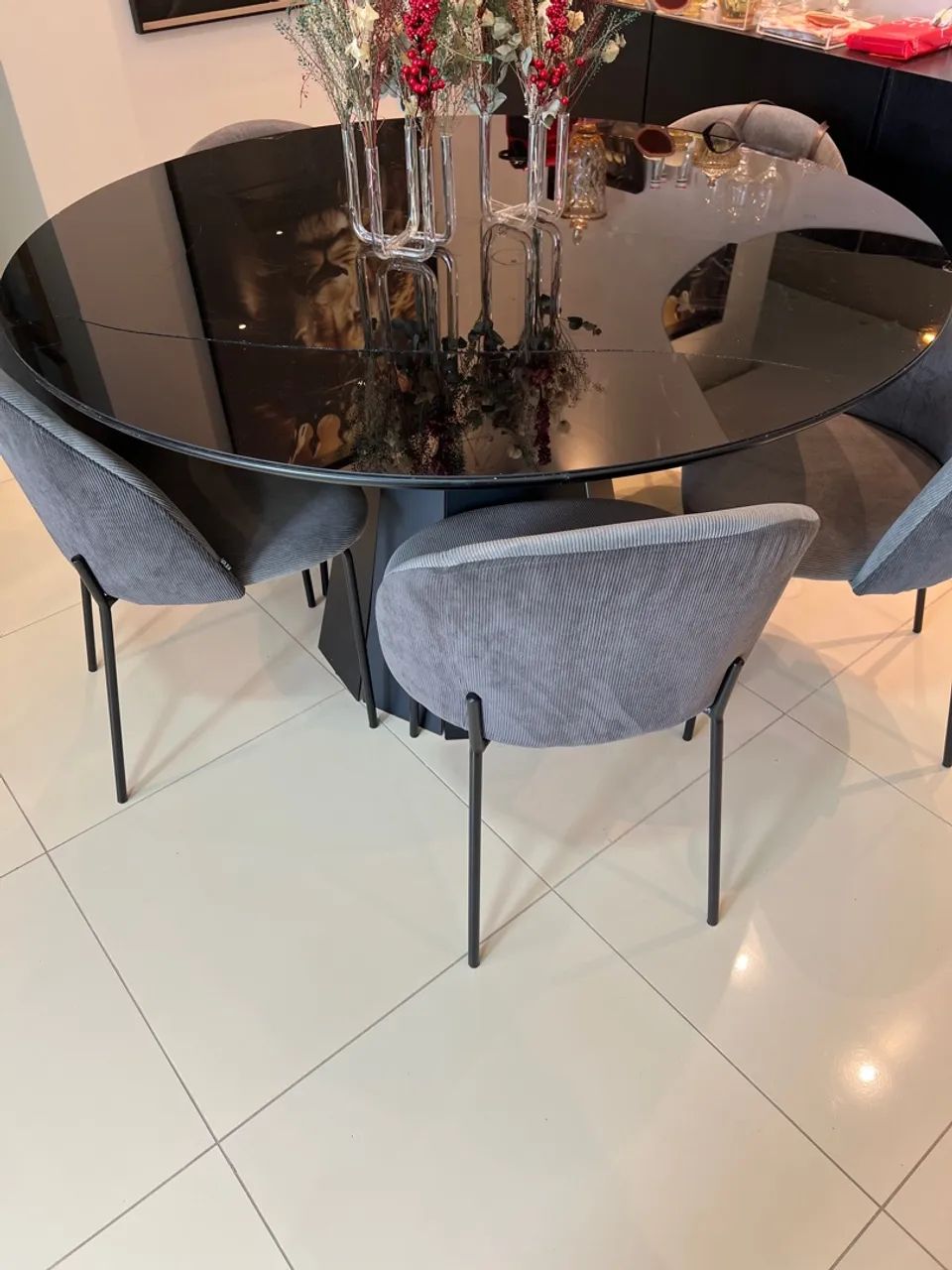 Mesa de jantar redonda em vidro preto e 5 cadeiras estofadas de jantar  