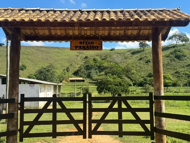 Vende-se este lindo sítio em Pirapetinga-MG. Há 1,5 km da cidade