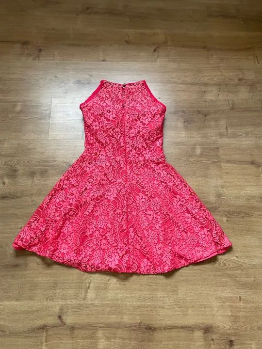 Vestido festa P / PP curto todo em renda  cor cereja / coral, da marca Etrange - Foto 2