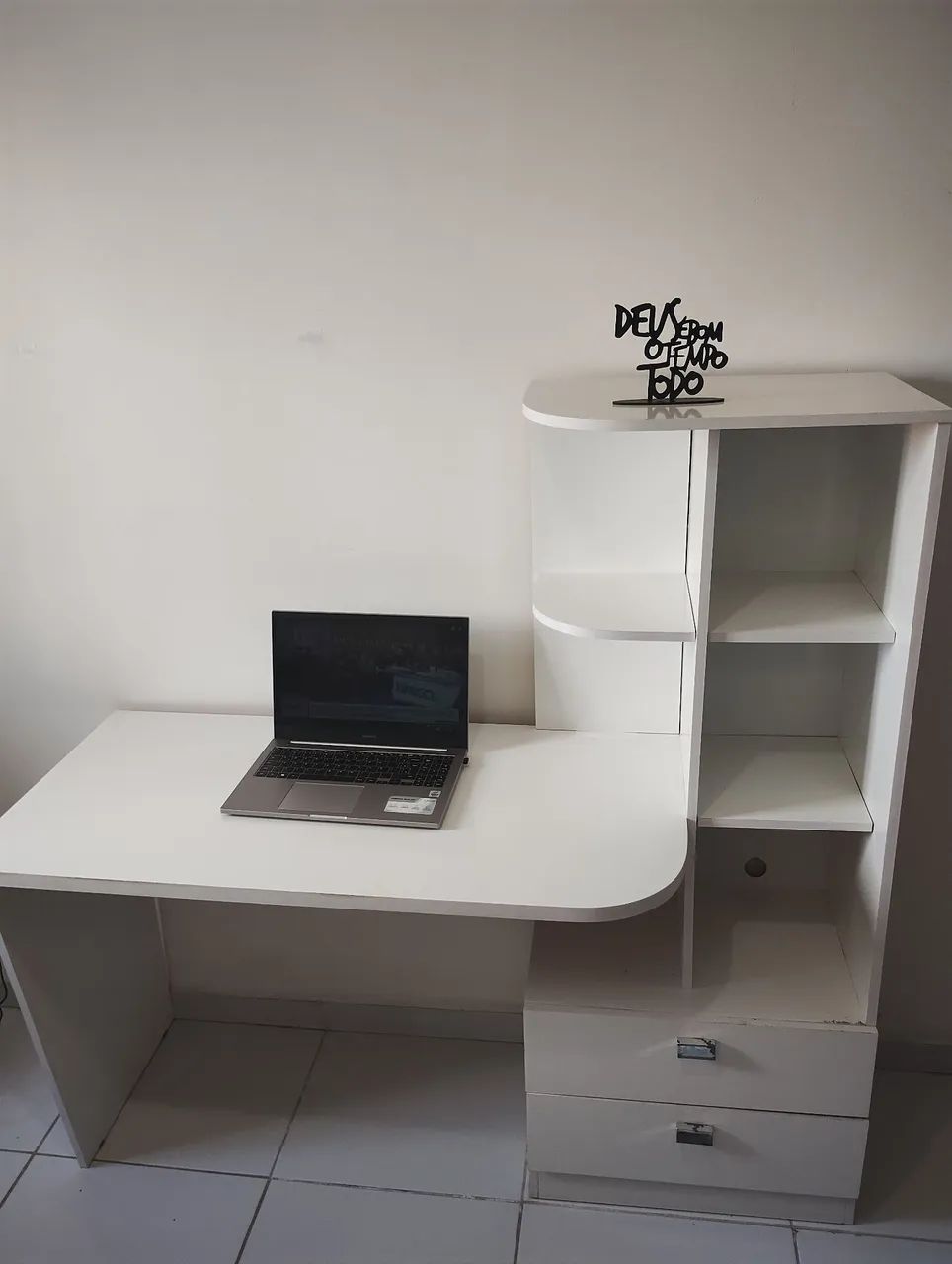 Escrivaninha Completa com Gavetas e Prateleiras - Foto 4