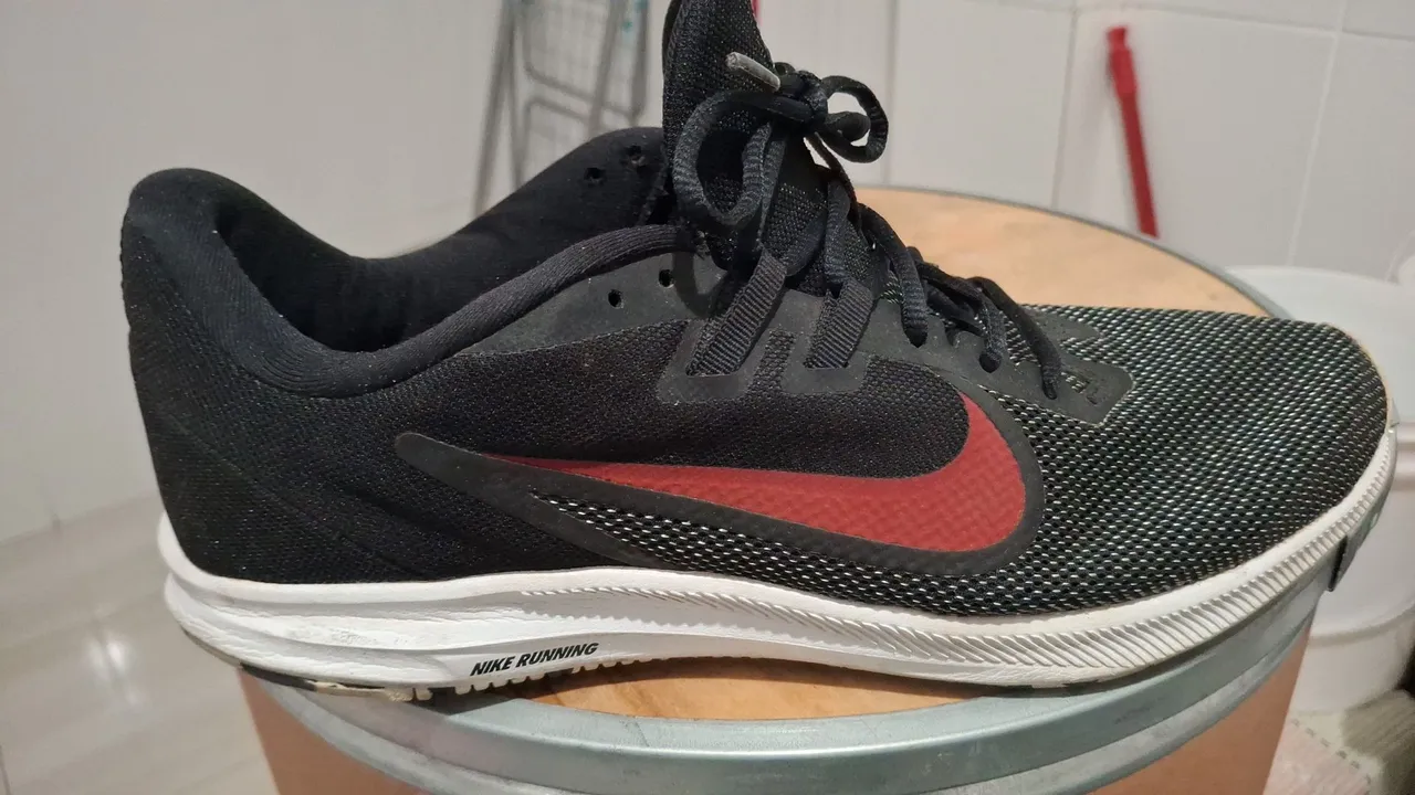 Tênis Nike Downshifter 9 - Preto e Vermelho