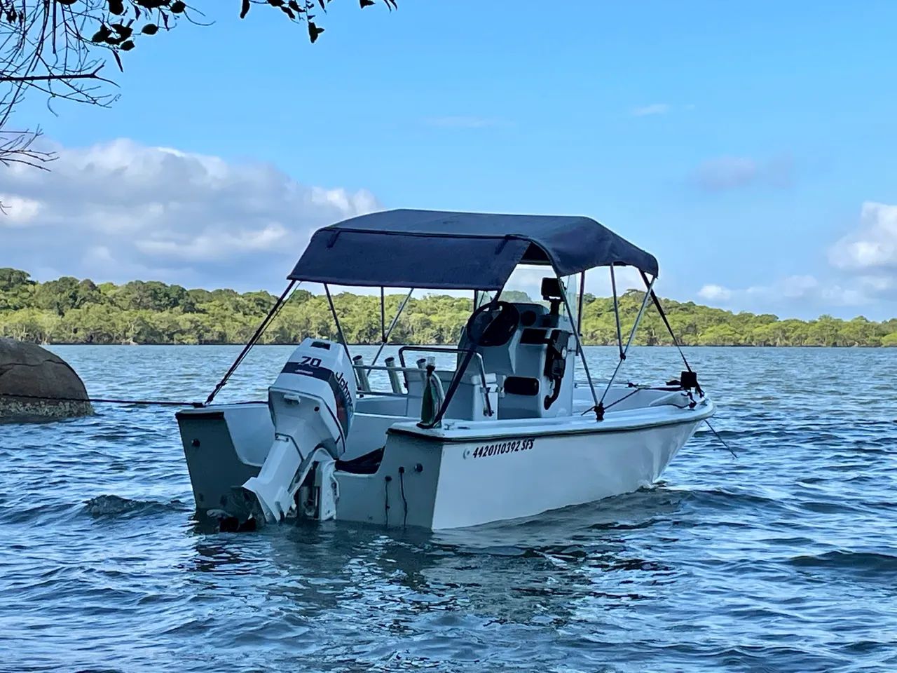 Lancha de Fibra 16 Pés com volante central e carreta rodoviária. - Foto 2