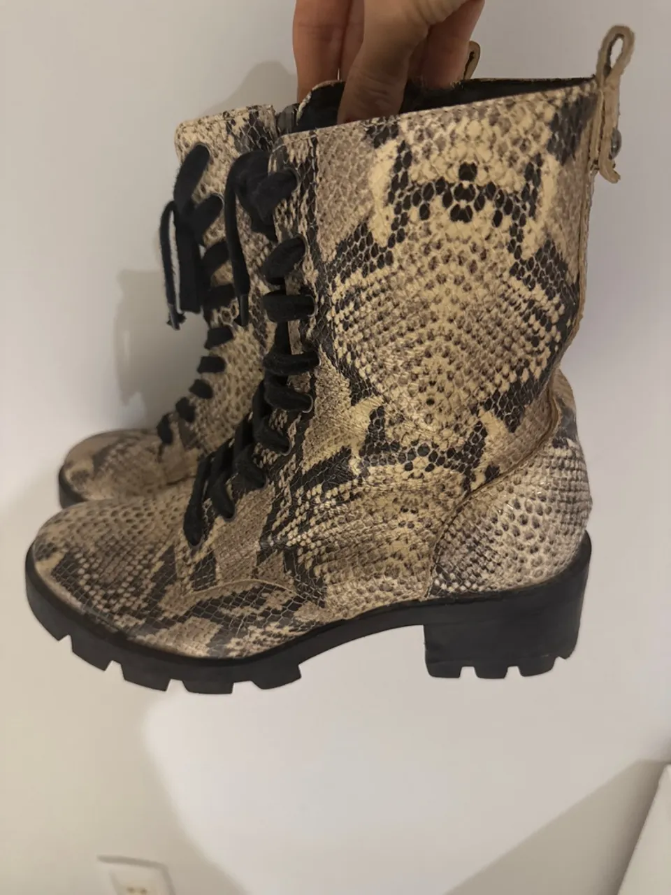 Botas de Couro Schutz Estilo Militar