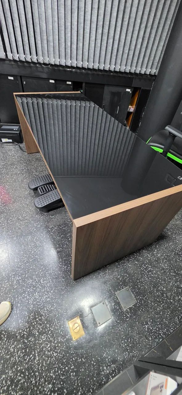 Mesa de Escritório com tampo de vidro escuro. - Foto 3