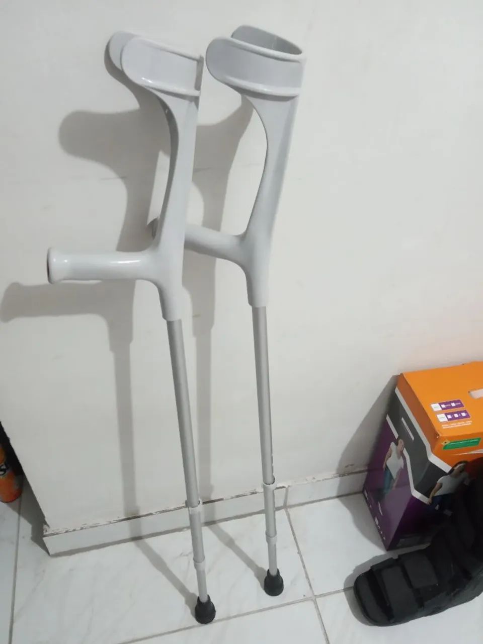 Bota Imobilizadora e Muletas - Foto 4