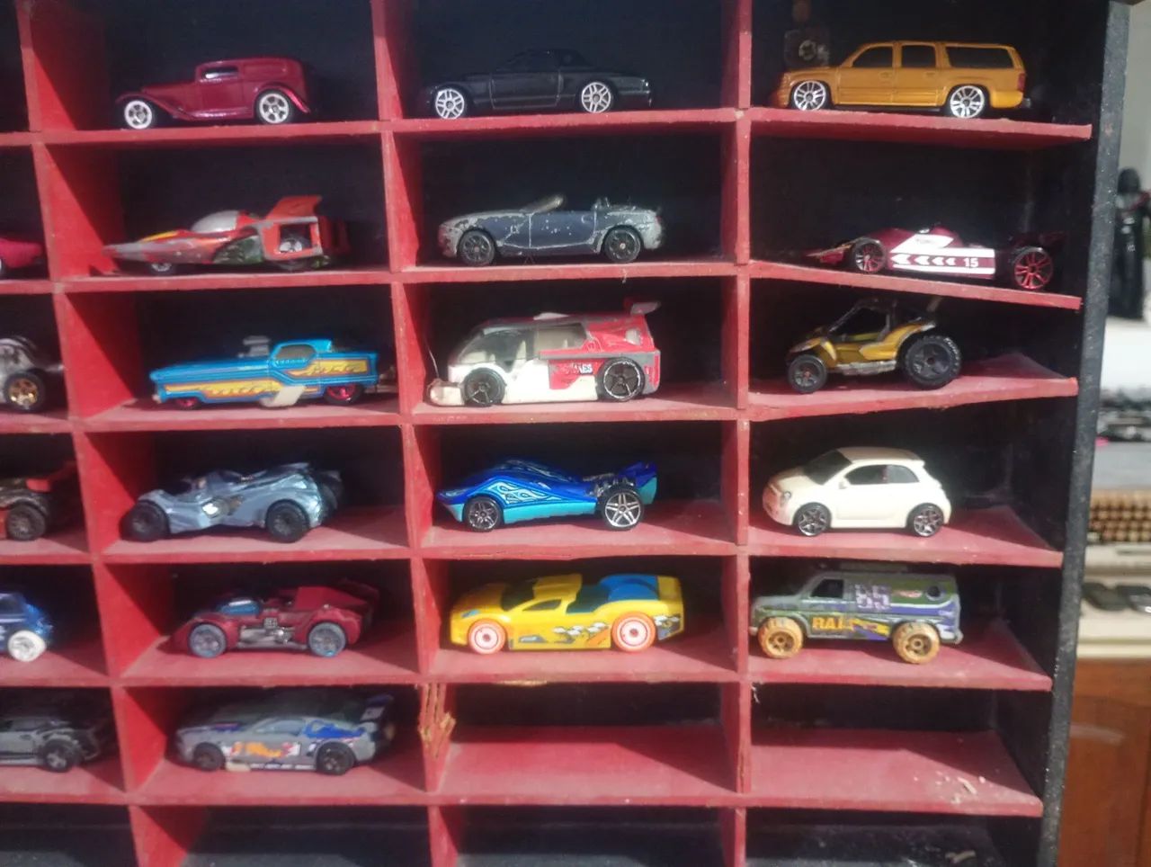 Coleção com 28 Miniaturas de Carros Hot Wheels/ Maisto - Foto 3