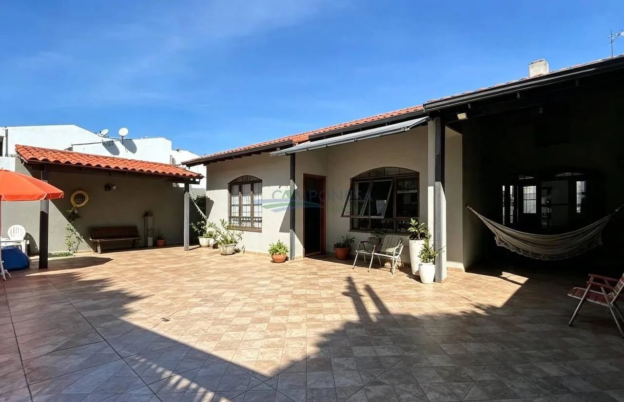 **Casa com 4 Quartos e Edícula  307 m² de Terreno** - Foto 2