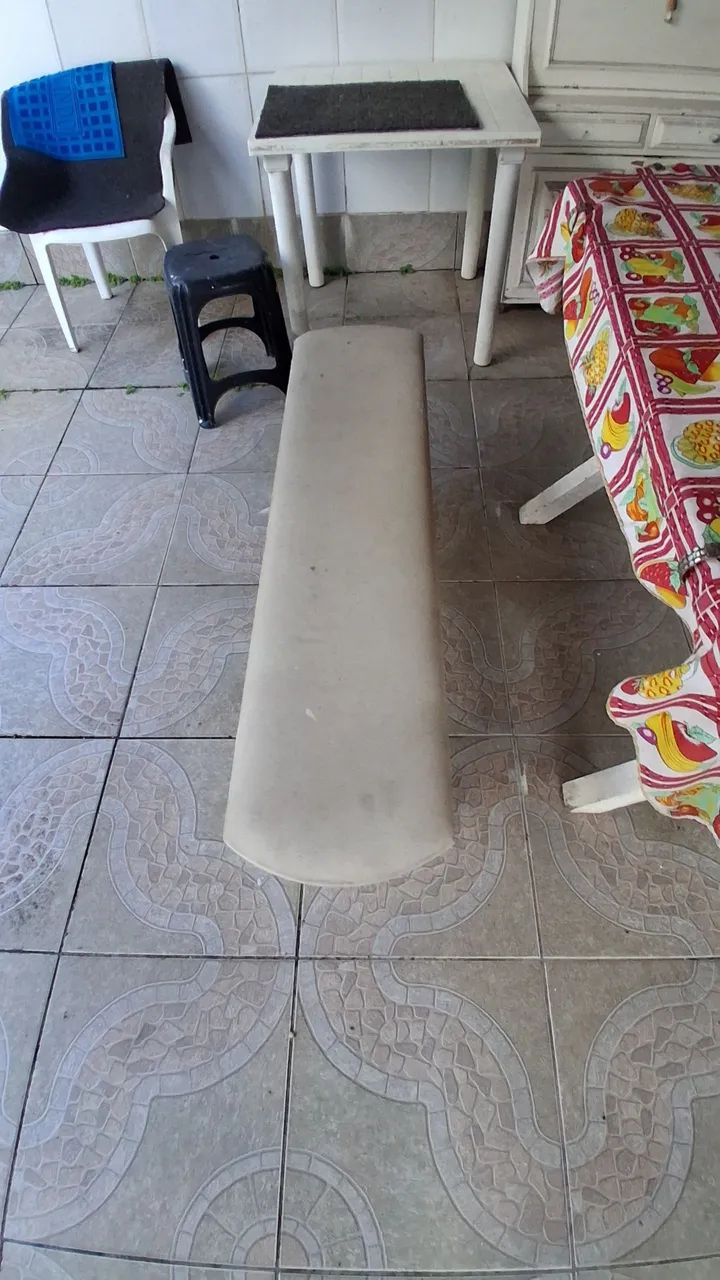 Mesa em madeira maciça com bancos acolchoados  - Foto 2