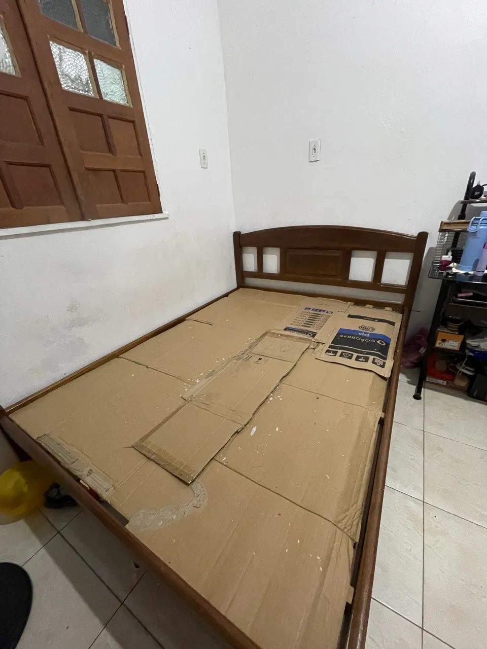 Vende-se Cama de Casal de Madeira 