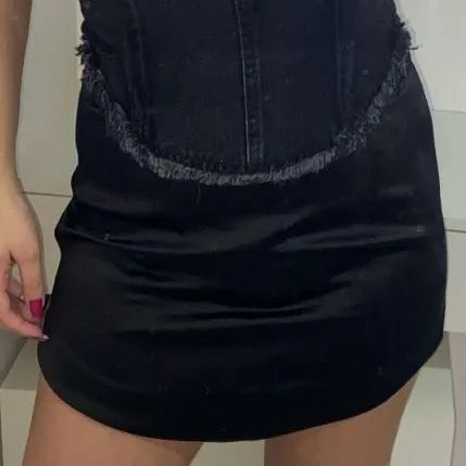 Mini saia acetinada preta da Zara - Foto 4