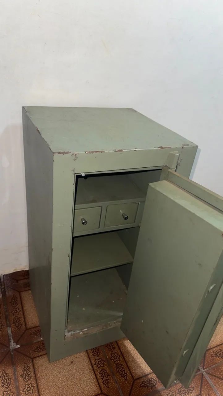 Cofre antigo de ferro, com chave e segredo (preço abaixo para desfazer)