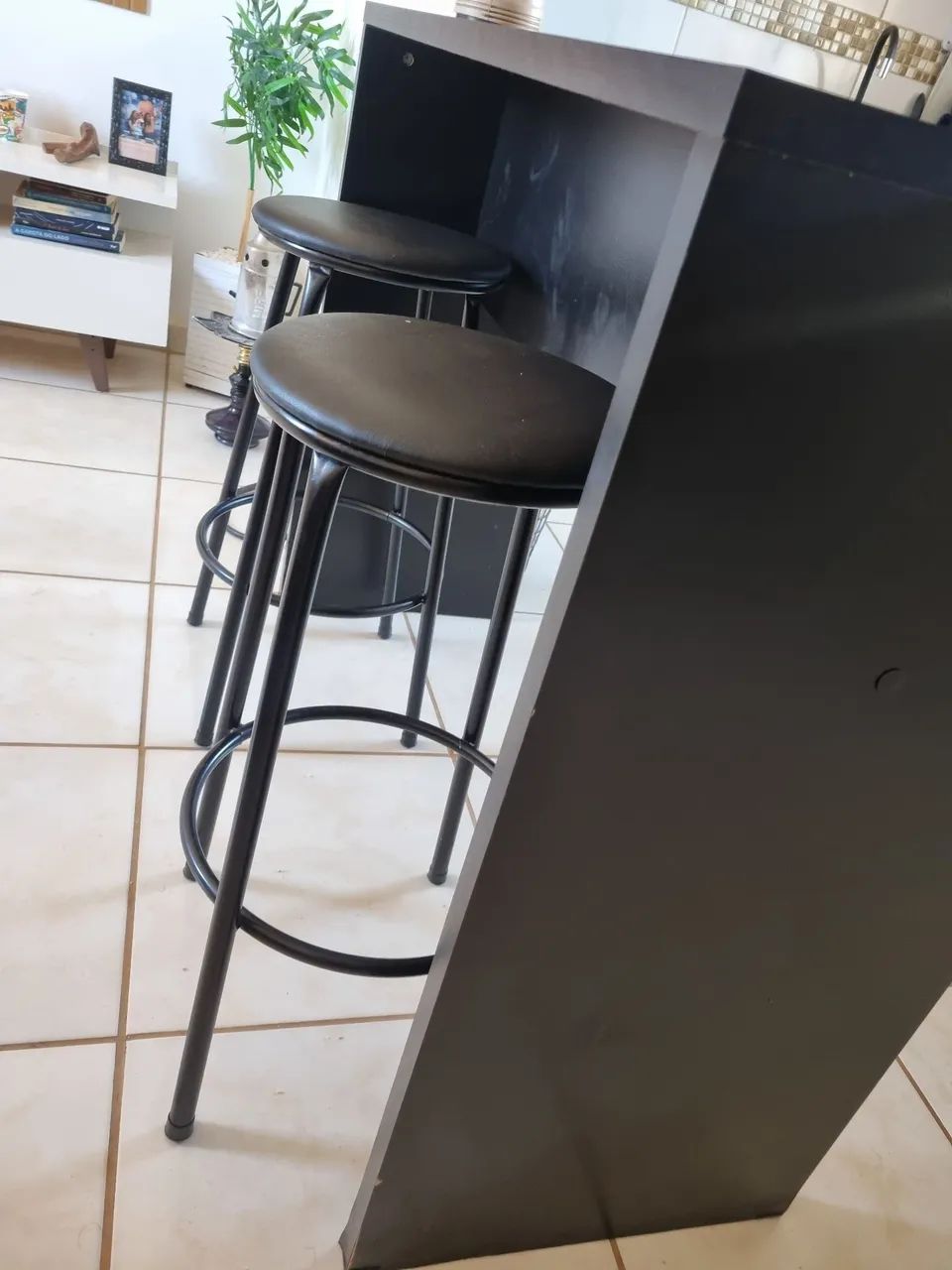 Balcão com duas banquetas 