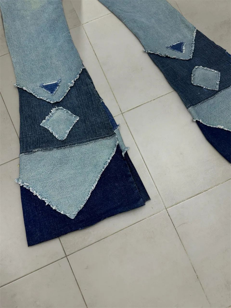 Calça Jeans Flare Customizada - Patchwork Geométrico Autoral - Foto 5