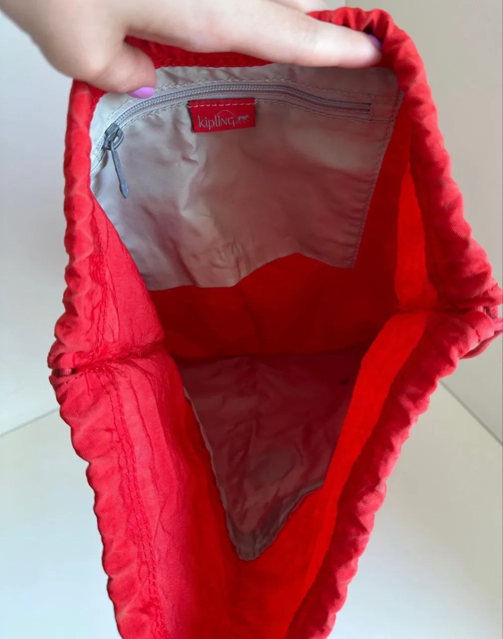 Mochila saco Kipling bem nova acompanha macaquinho 