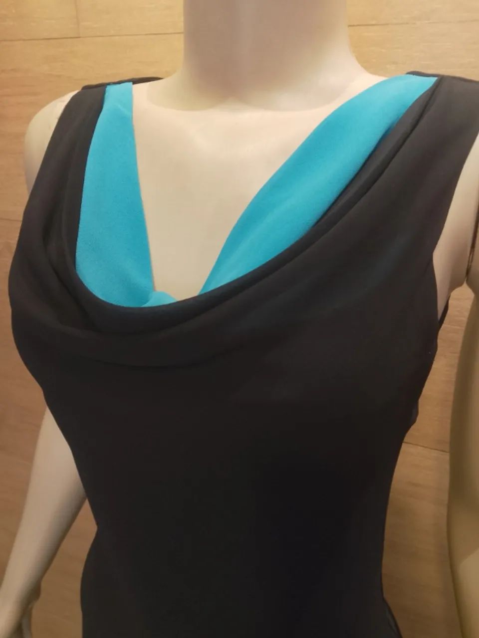 Vestido midi preto com detalhe turquesa charmosíssimo - Foto 3