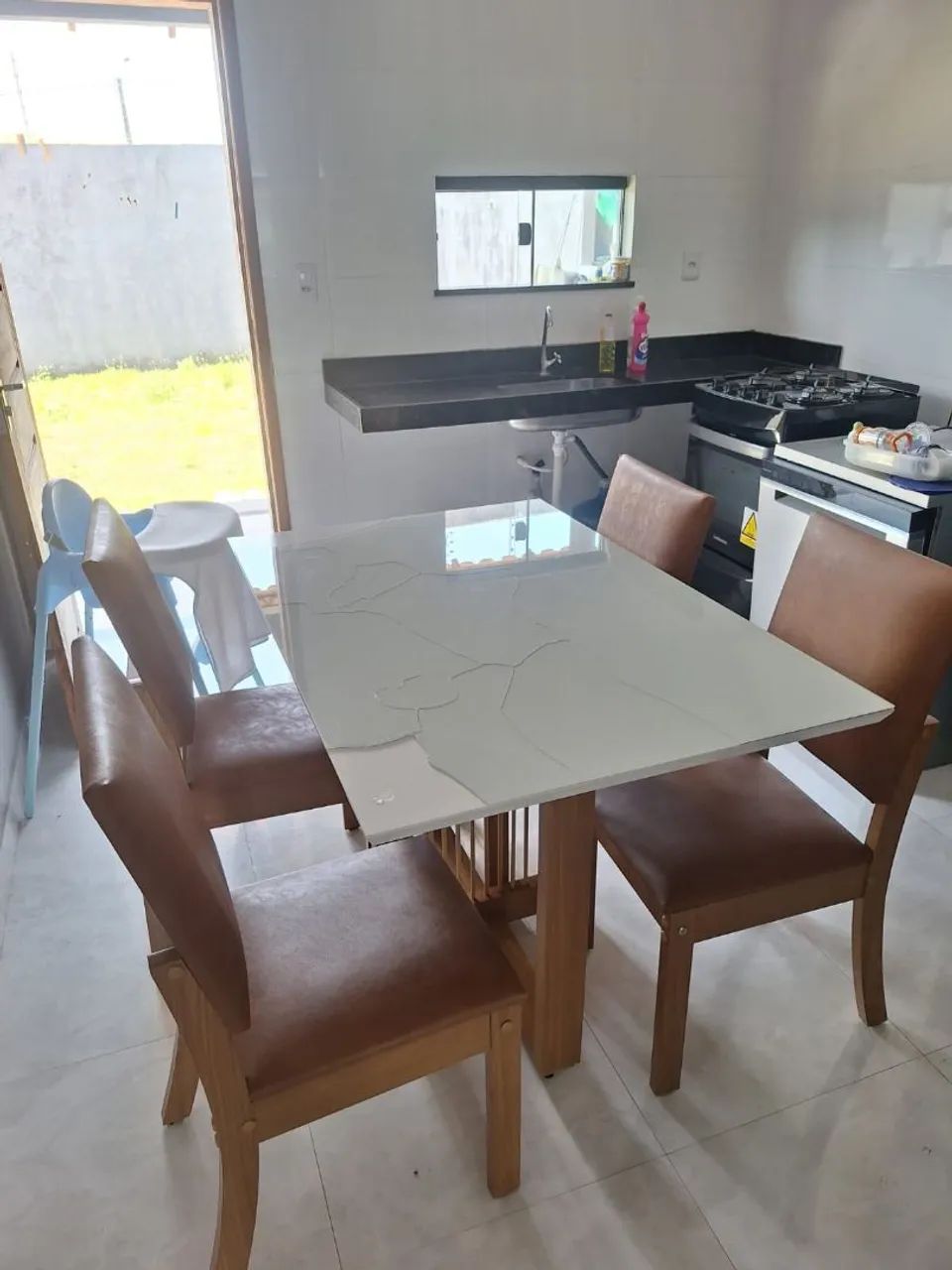 Vendo mesa de jantar com 4 cadeiras - Foto 2