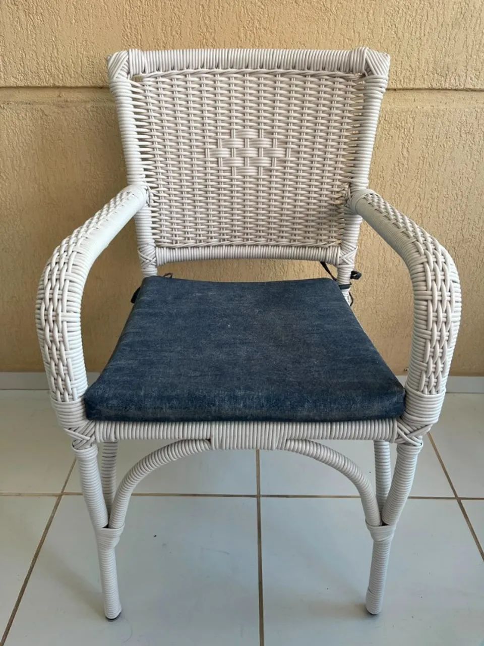 Vendo lindo Conjunto para Varanda com Mesa de Vidro redondo e 4 Cadeiras - Foto 4