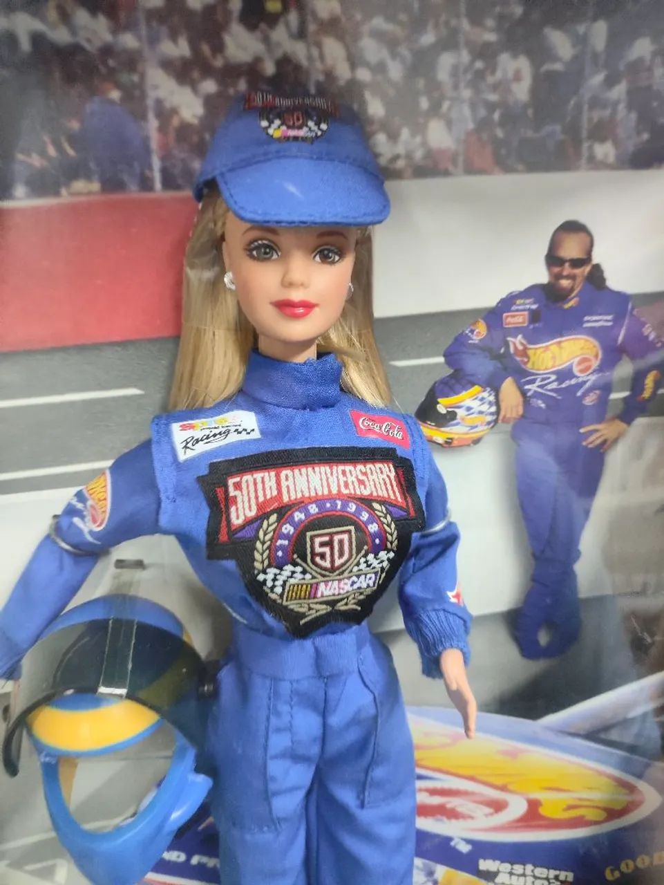 Barbie Nascar lacrada - Foto 2